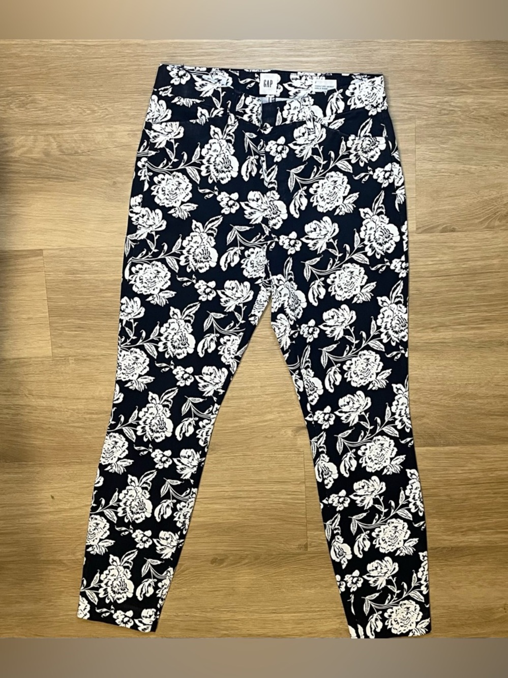 GAP Navy & White Floral Signature Skinny Ankle Khakis - Size 2 EUC